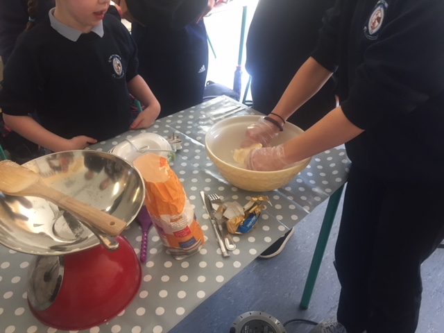 Rang 6 baking cupcakes with Ms. Joyce’s Class